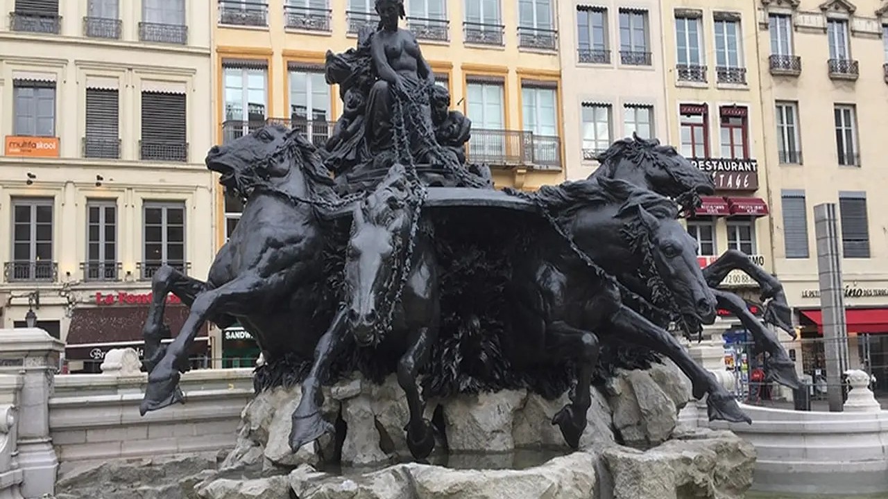 Place des Terreaux with Bartholdi fountain and Hôtel de Ville